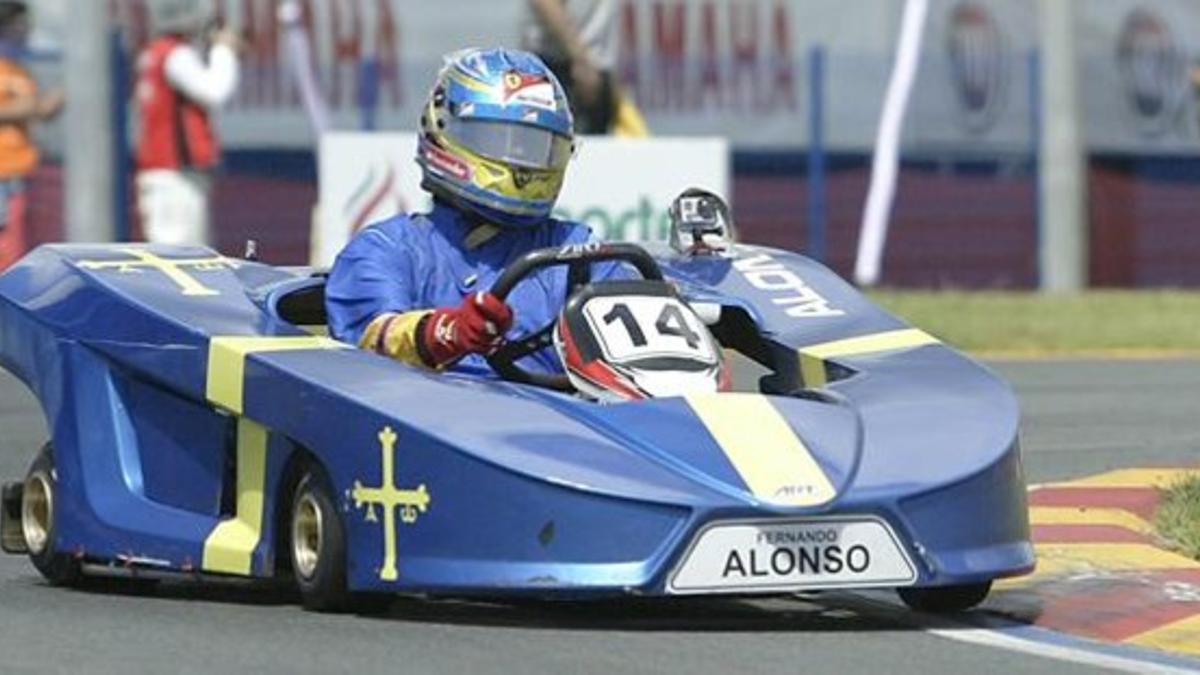 Alonso pilota un kart con los colores de la bandera asturiana.