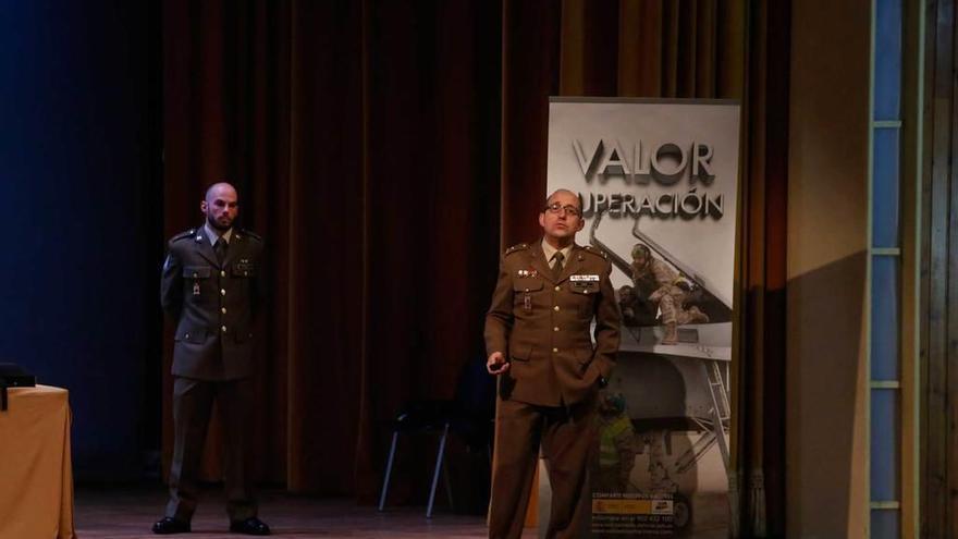 El capitán Jesús Pina, en primer término, y el sargento Hugo Alexandre, durante la charla en el San Fernando.