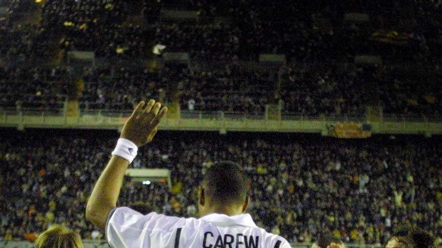 John Carew, goleador, celebrando la victoria junto a varios jugadores (2001).