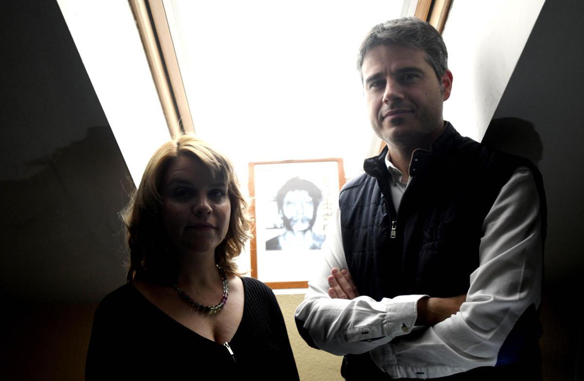 Los profesores Ángela Almela y Alberto Pintado, en la Universidad de Murcia.