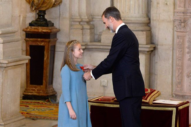 La princesa Leonor en el acto de entrega del collar del Toisón de Oro