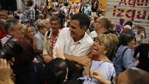 Pedro Sánchez saluda a militantes socialistas en Viladecans.