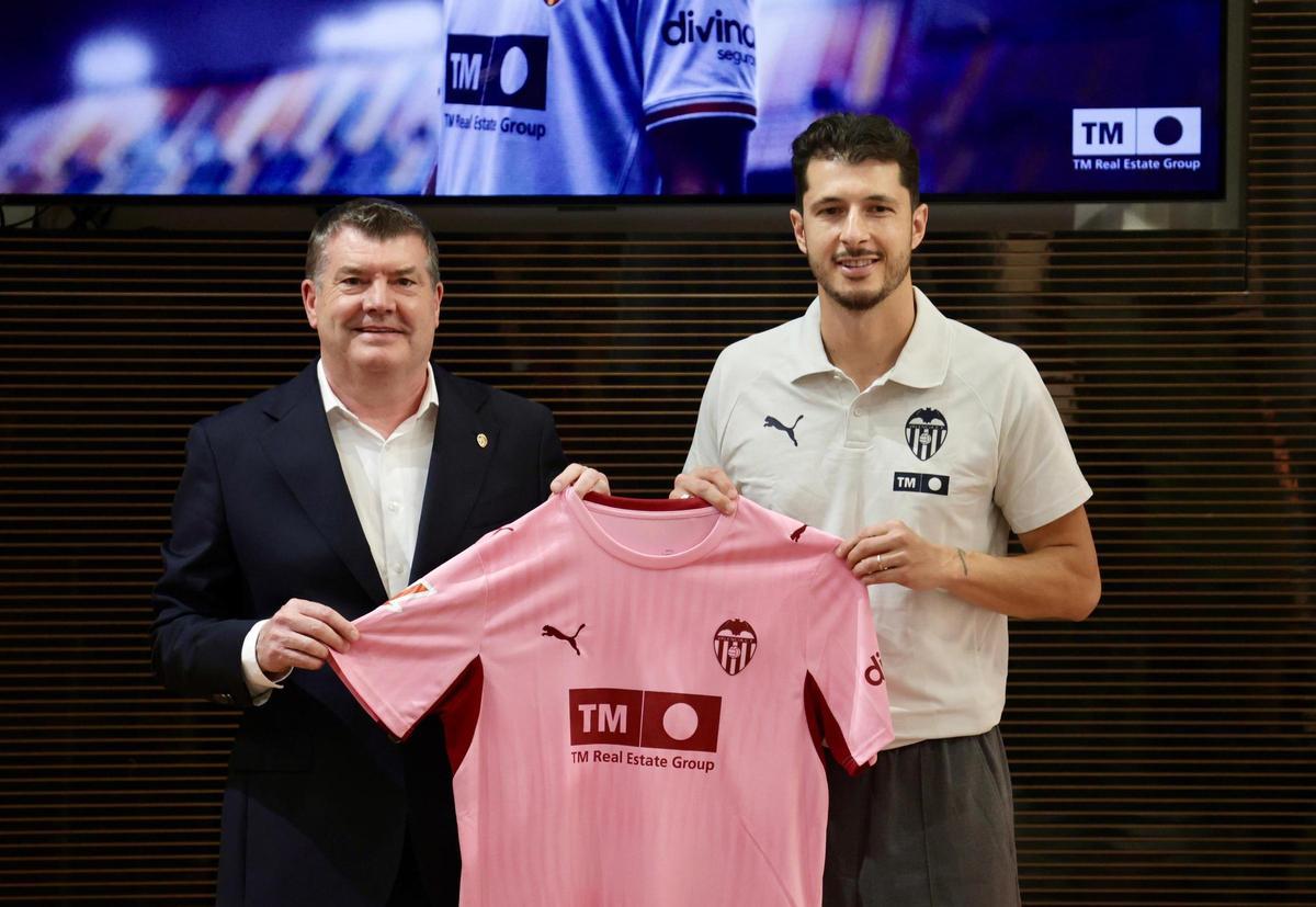 Gourlay y Guido en la presentación del argentino