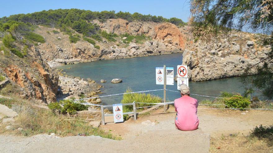 L’accés tancat a la cala de l’Illa Mateua des dels despreniments de 2022.