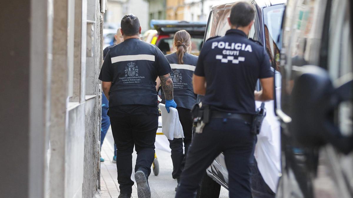 Agentes de la Policía Local, en la puerta de la vivienda de Ceutí mientras se procedía al levantamiento de los cuerpos.