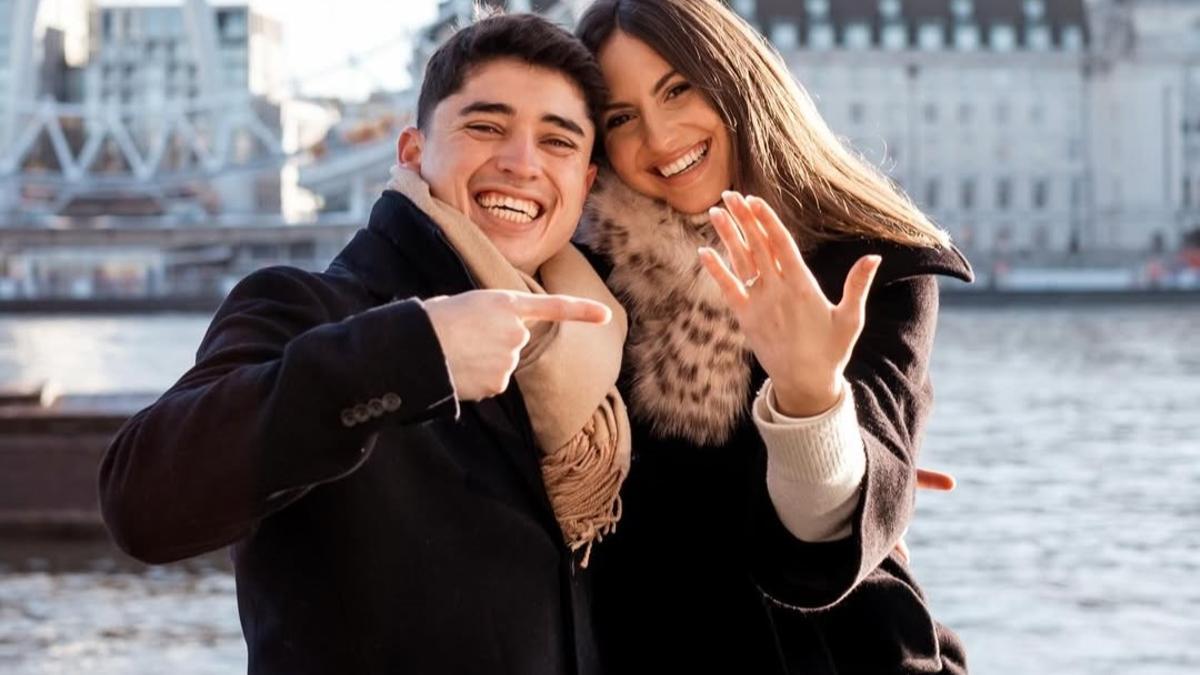 Diego y María Estela exhiben el anillo de compromiso en el dedo de ella