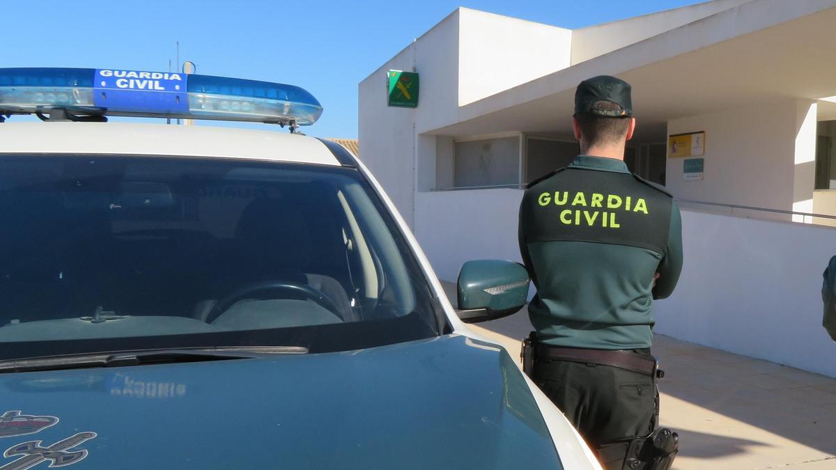 Un agente de la Guardia Civil en Formentera