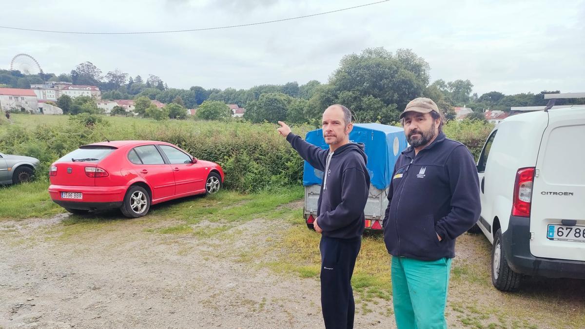Dos de los vecinos de San Lourenzo muestran la zona afectada
