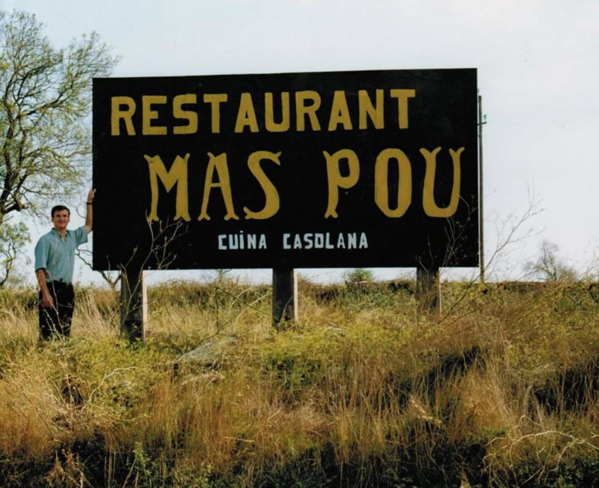 Josep Maria Frigola amb el rètol que anunciava la obertura del restaurant, fa 40 anys.