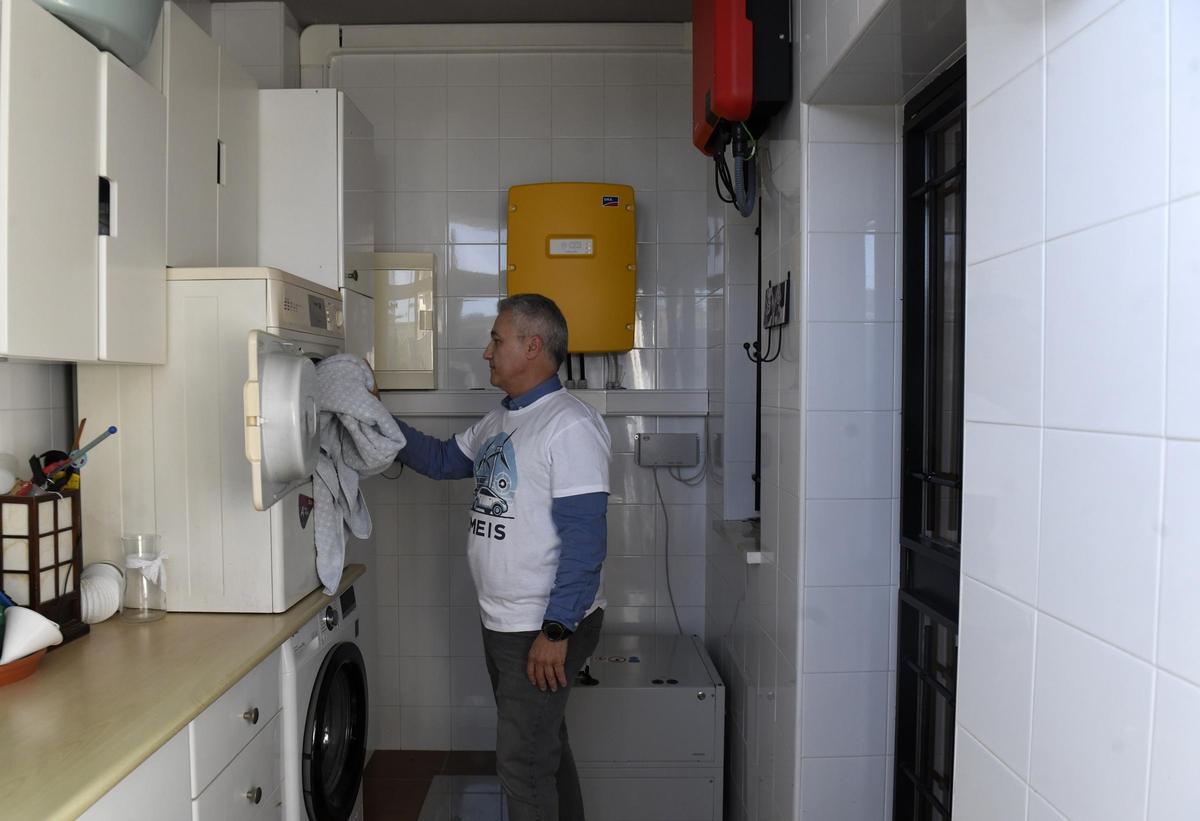 David pone la lavadora con energía generada en su vivienda