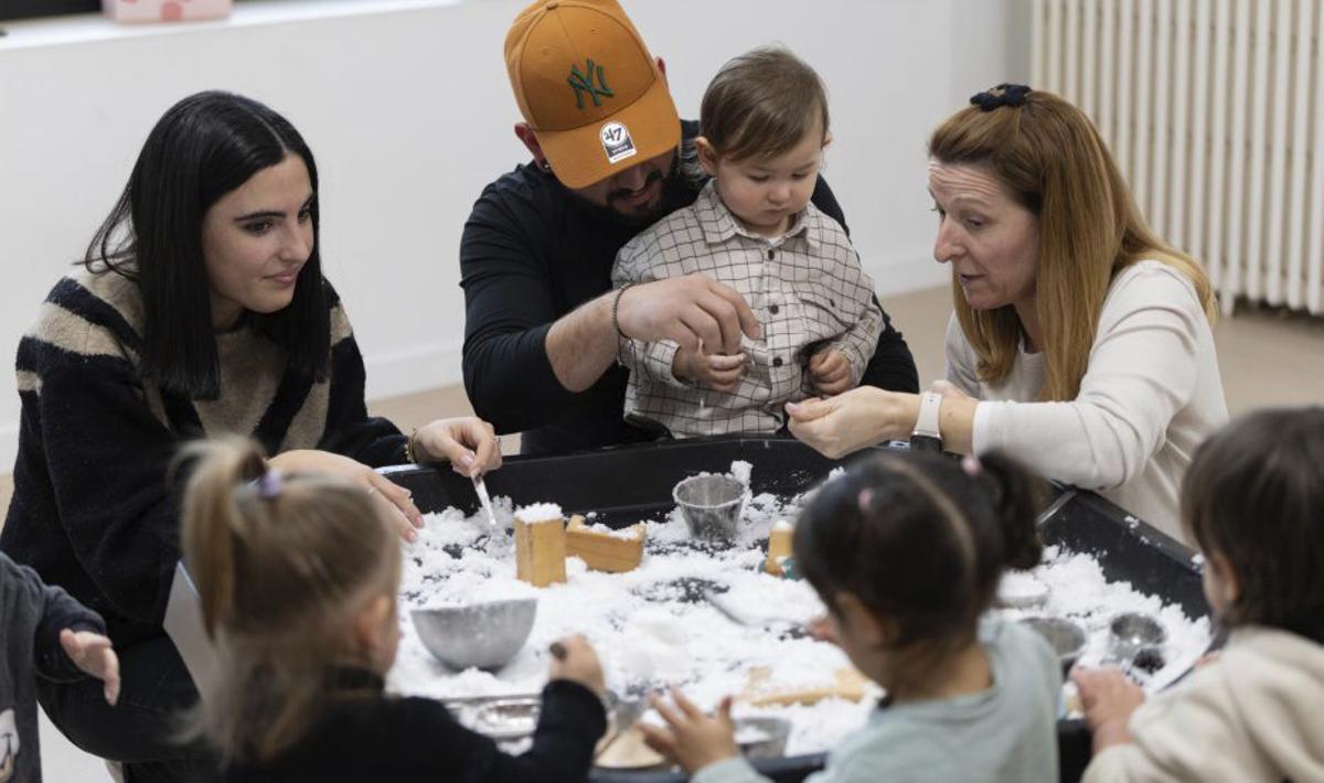 Varios menores en una actividad que ofrece CaixaProinfancia.