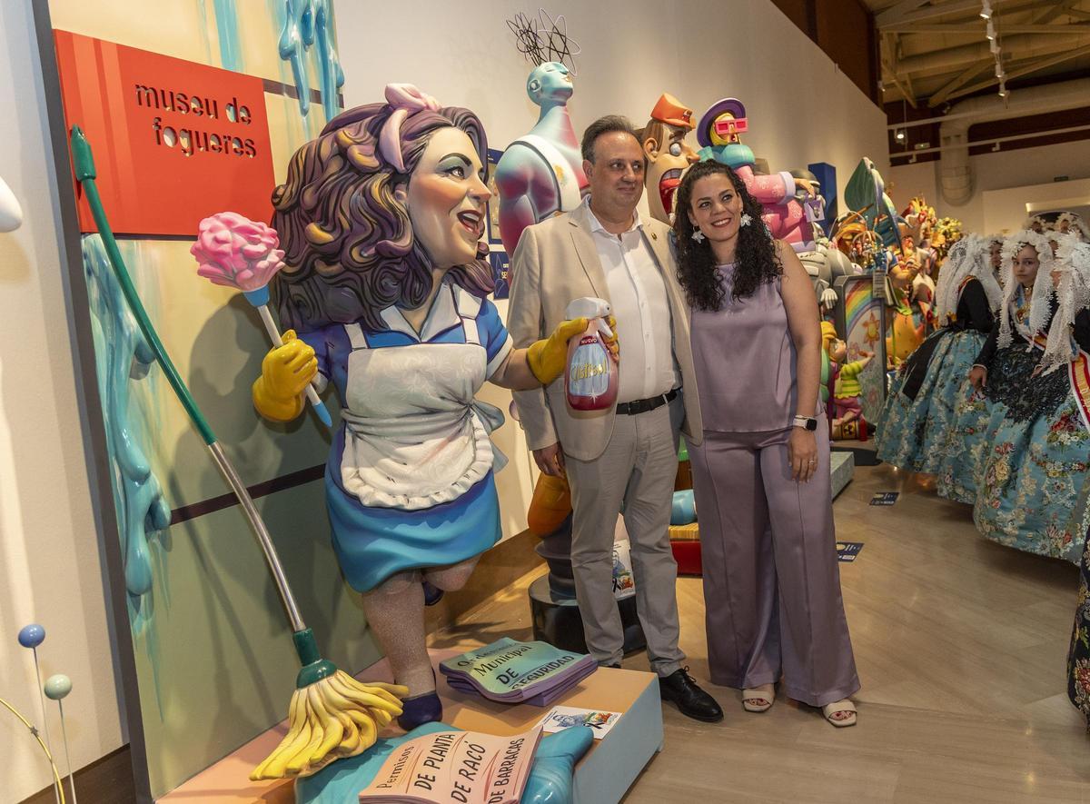 La concejala de Fiestas y el maestro mayor del Gremio posan junto al ninot inspirado en Cutanda.