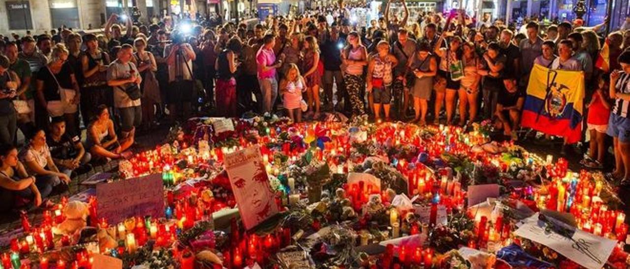 Peluches, velas, dibujos y notas depositadas en memoria de las víctimas del atentado en el Pla de l’Os a la Rambla de Barcelona.