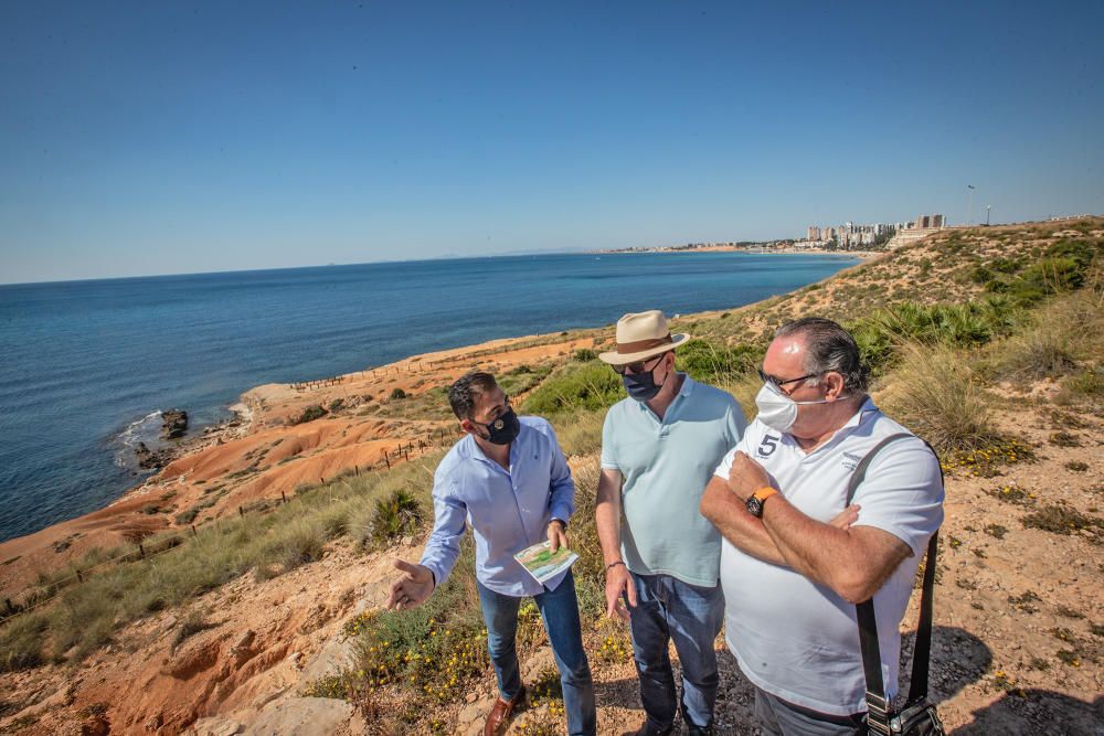 El Ayuntamiento de Orihuela ha invertido 32.000 euros en adecuar un sendero de 1,4 kilómetros en la microrreserva de flora de Punta de La Glea y ha presentado guía con las 56 especies de flora, muchas