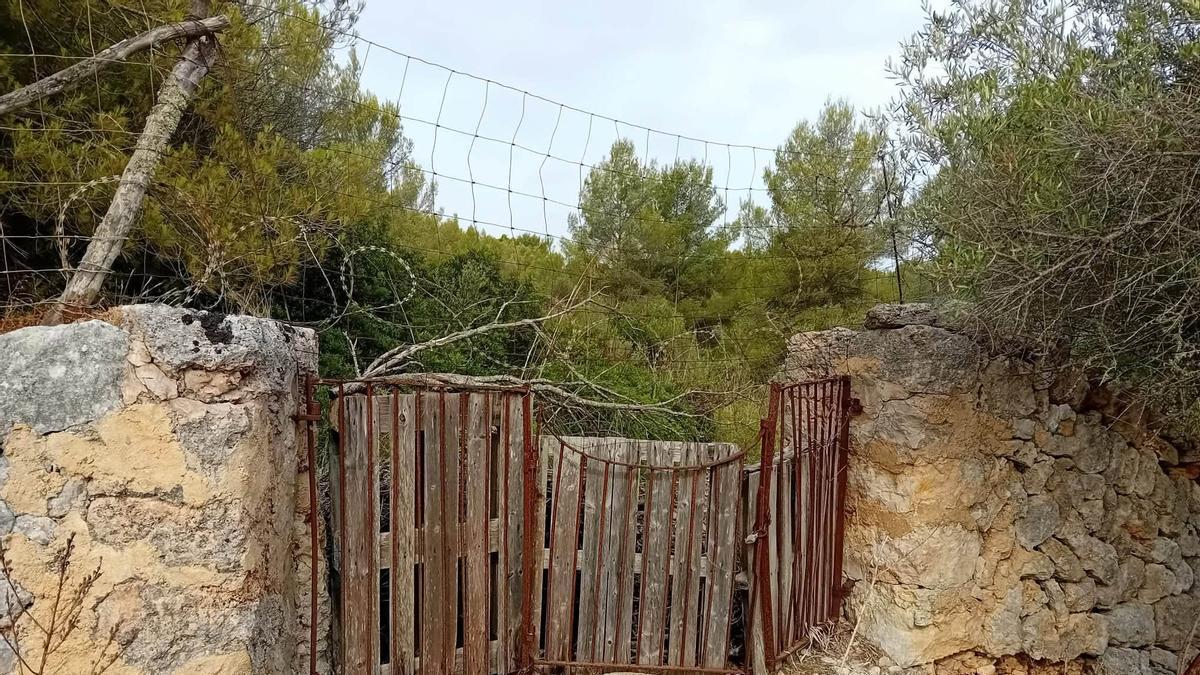 El camino de Cala Magraner ha sido cerrado con una barrera, según ha denunciado la plataforma hace unos días.