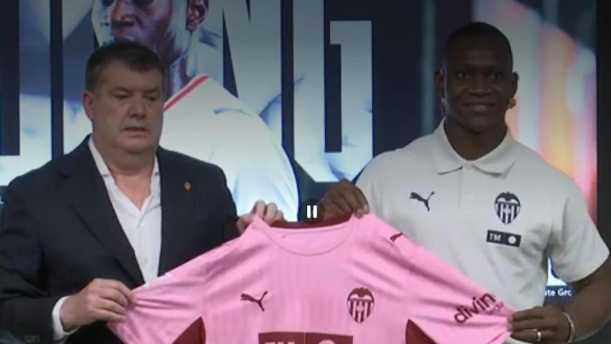 Aliou Dieng, en su presentación como jugador del Valencia CF: "Soy un jugador que lo da todo en el campo"