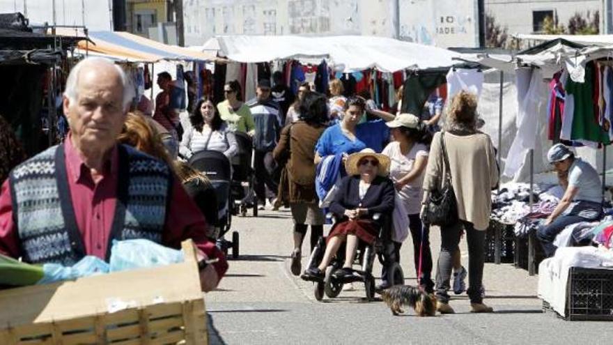 El mercadillo de Sabarís, ayer, en su primer aniversario fuera de su secular emplazamiento.  // José Lores