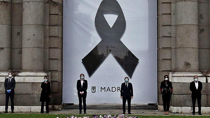 Acto de homenaje a las víctimas, ayer, en la Puerta de Alcalá.