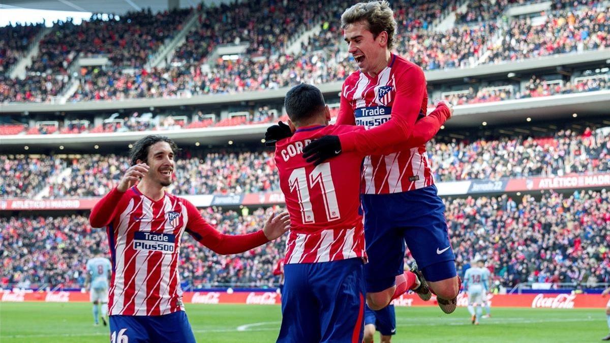 Griezmann celebra un gol con Correa y Vrsaljko.