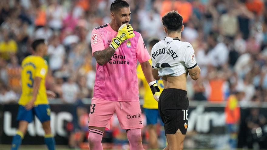 Álvaro Valles conversa con Diego López, atacante del Valencia, en el partido disputado en Mestalla en la segunda jornada liguera. | |