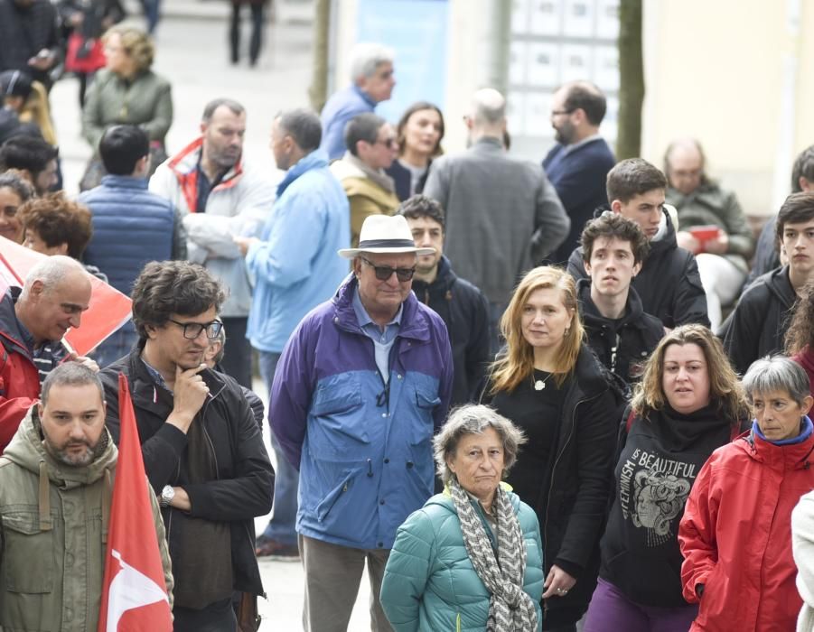 Unas 4.000 han secundado la manifestación convocada por UGT y CCOO que ha arrancado A Palloza y ha terminado en la plaza de Ourense, ante la Delegación del Gobierno en Galicia.