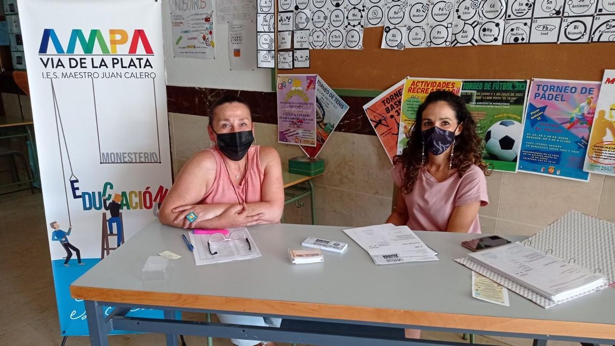 Isabel Rodríguez y Ana Bautista, presidenta y tesorera de la AMPA Vía de la Plata