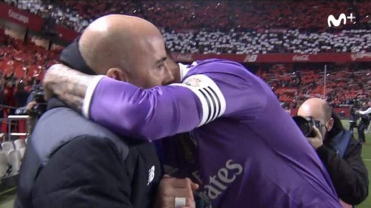 El abrazo entre Jorge Sampaoli y Sergio Ramos antes del Sevilla-Real Madrid de la Liga 2016/17