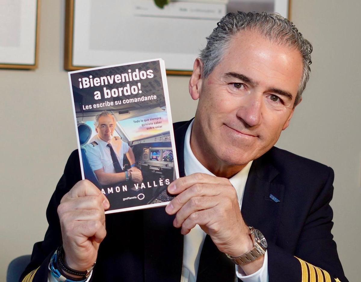 Vallès, con un ejemplar de su libro.