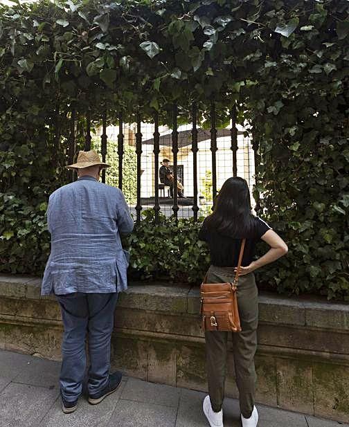 Dos espectadores siguen el concierto desde el exterior del museo. | M. L.