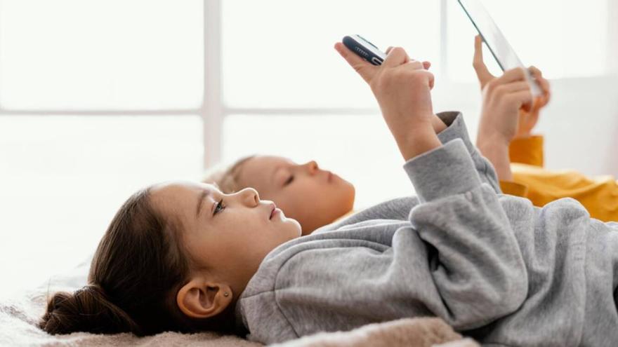 Nens amb mòbil: protecció al menor