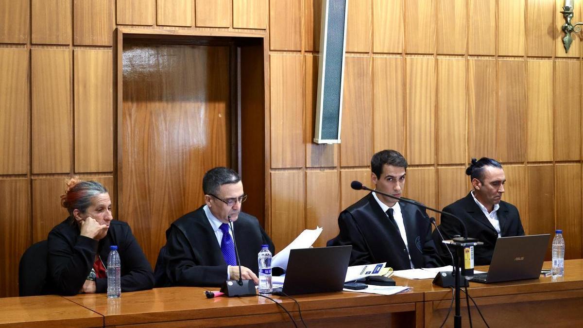 Ana S.M. Y Juan José E.H, junto a sus abogados, durante la primera vista oral del juicio