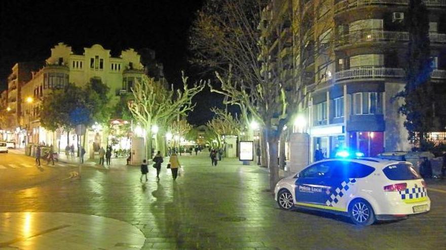 Una patrulla de la Policia Local, a Crist Rei, poc després que acabés l&#039;operatiu, fet al costat del Casino