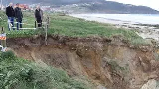 Preocupación en Carballo por la erosión y los desprendimientos de los taludes en la playa de Razo