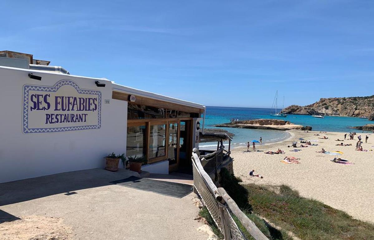 Un restaurante con unas vistas increíbles en Cala Tarida. |  | SES EUFÀBIES