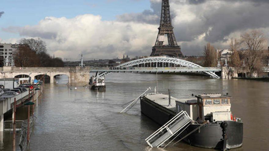 Imagen de la crecida del Sena, con la Torre Eiffel al fondo.