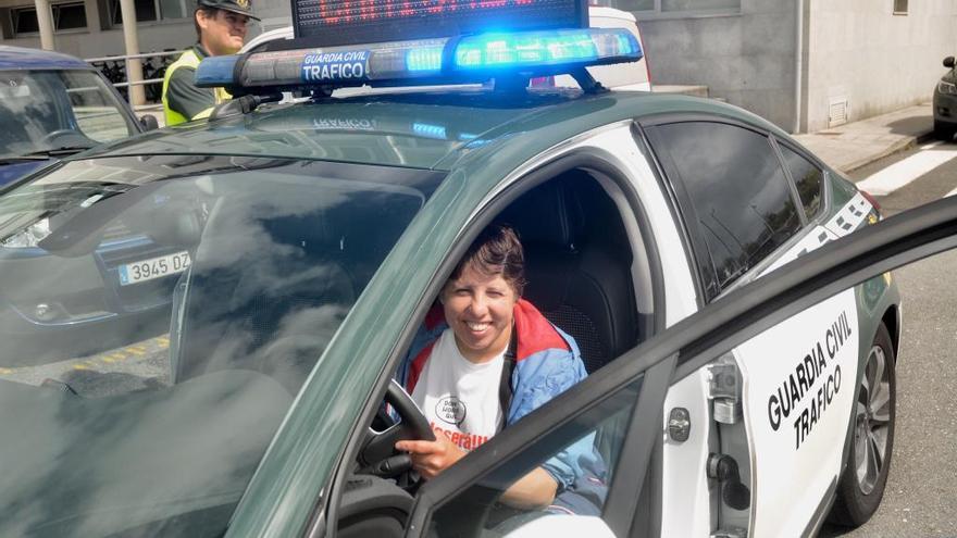 Joven de una asociación en un coche de la Guardia Civil.