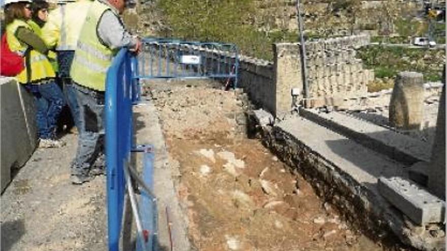 Part excavada a tocar del pont on ha quedat a la vista la caixa de l&#039;estructura que estava sota la carretera