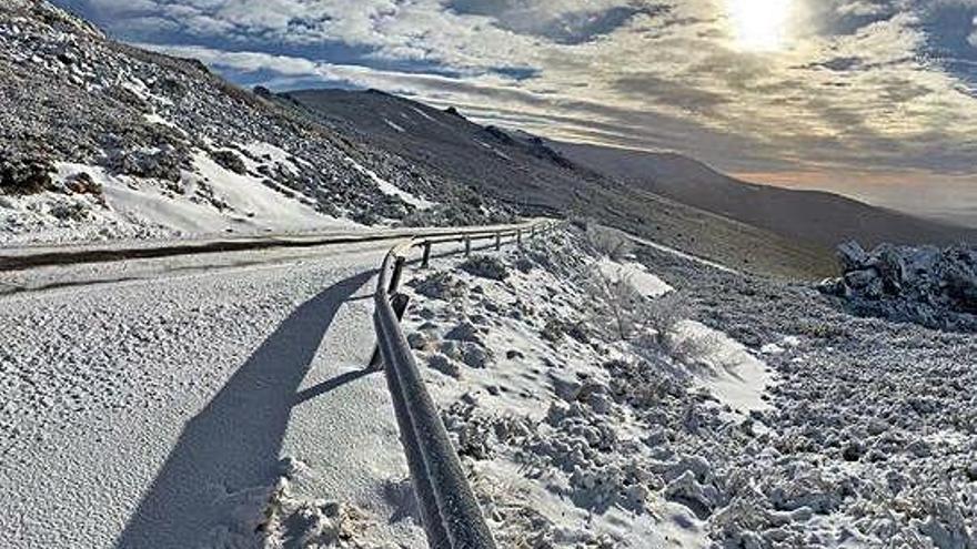 Carretera de acceso al alto de Vizcodillo afectada por la nieve.