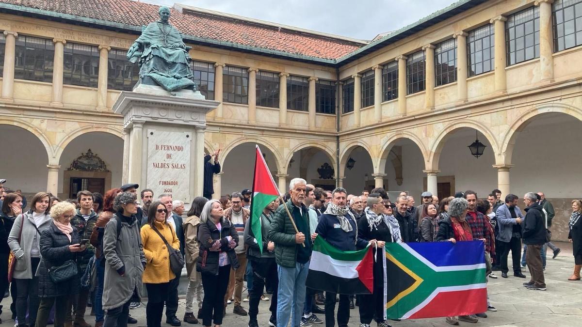 Movilización de la Asamblea UniOvi por Palestina en el Edificio Histórico de la Universidad de Oviedo.