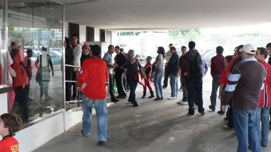 Camisetas. La iniciativa del Mallorca de vender camisetas a 10 euros tuvo mucho éxito entre la hinchada bermellona. Una hora antes del inicio del duelo la tienda que tiene el club en las instalaciones de Son Moix estaba repleta de gente –ver foto más a la izquierda– que se llevaba varias camisetas. Esta iniciativa provocó que se formara una importante cola, en la otra instantanea.