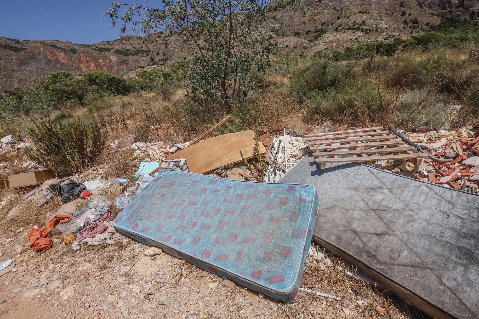 Un cementerio de escombros, enseres y basura en Orihuela