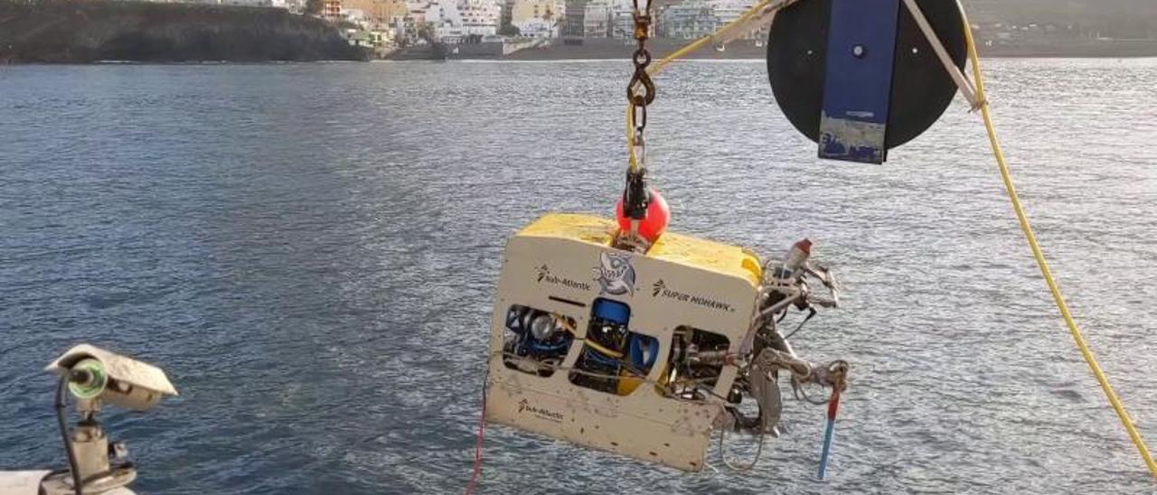 El vehículo submarino ‘ROV Liropus’ desciende para iniciar la maniobra.