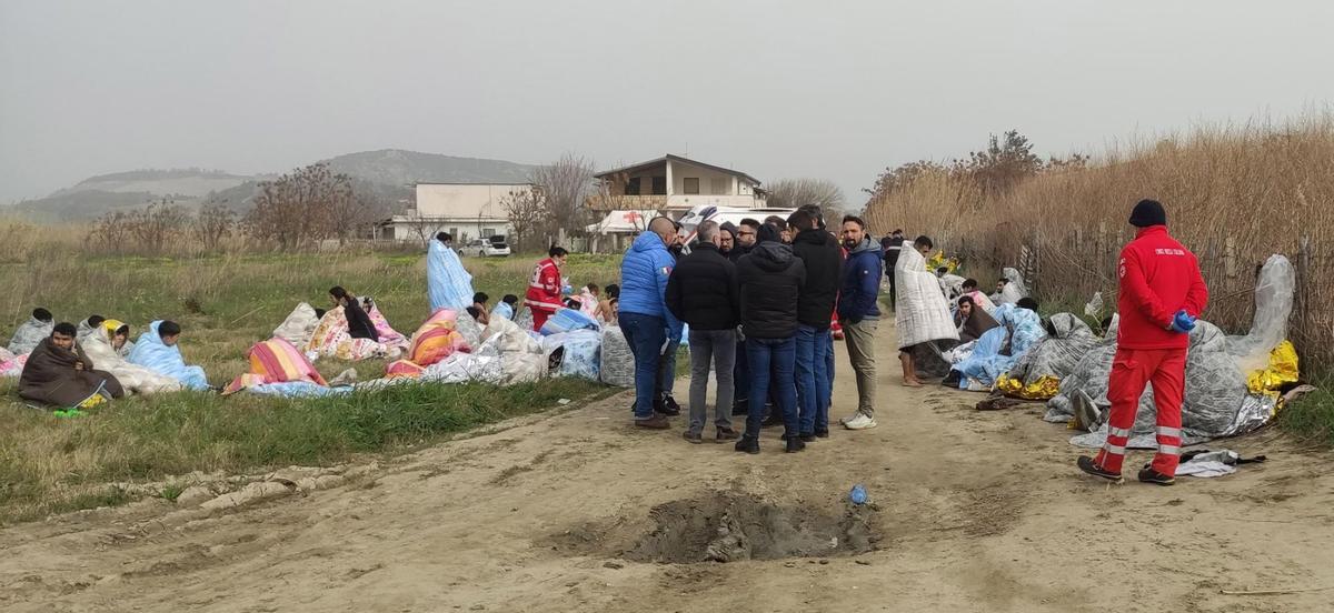 Al menos 40 personas han muerto, entre ellos varios niños, al naufragar una barca con 250 migrantes a bordo cerca de la costa de la región italiana de Calabria, en el sur del país. Decenas de cuerpos han sido encontrados en las playas de Steccato di Cutro, un balneario en la provincia de Crotone, y otros más han sido vistos en el mar.