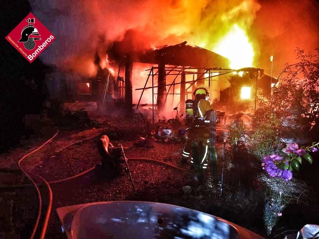 Un grave incendio calcina una casa de madera en un camping ilegal de Benidoleig y deja un fallecido