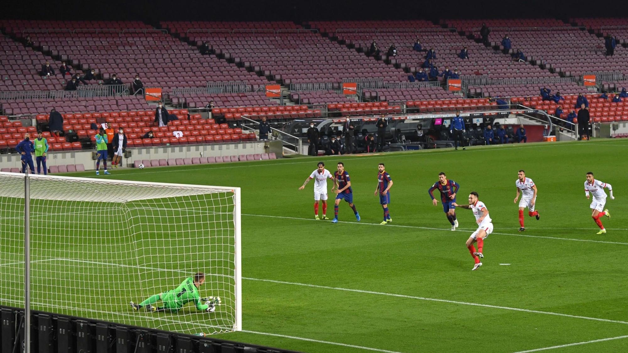 Ter Stegen, en el momento de parar el penalti a Ocampos