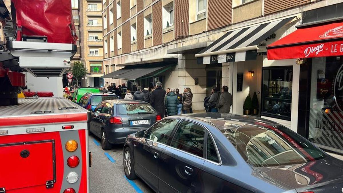 El techo se desploma en una céntrica cafetería de Oviedo y deja varios heridos.