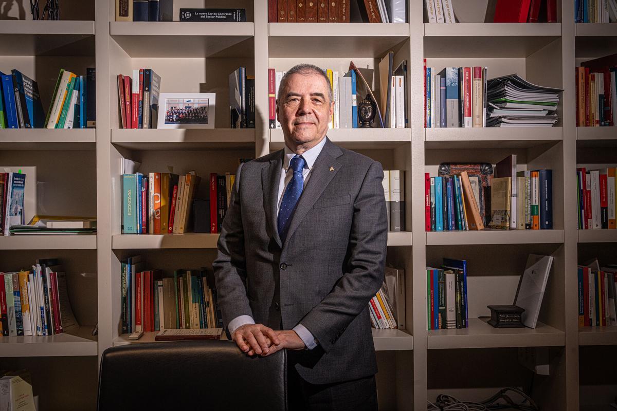 Barcelona 12/02/2026 Sociedad. Entrevista al director de la Oficina Antifrau de Catalunya, Josep Tomàs Salàs. AUTOR: MANU MITRU