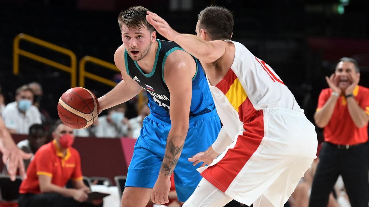 Doncic, defendido por Claver en el último partido del Grupo C