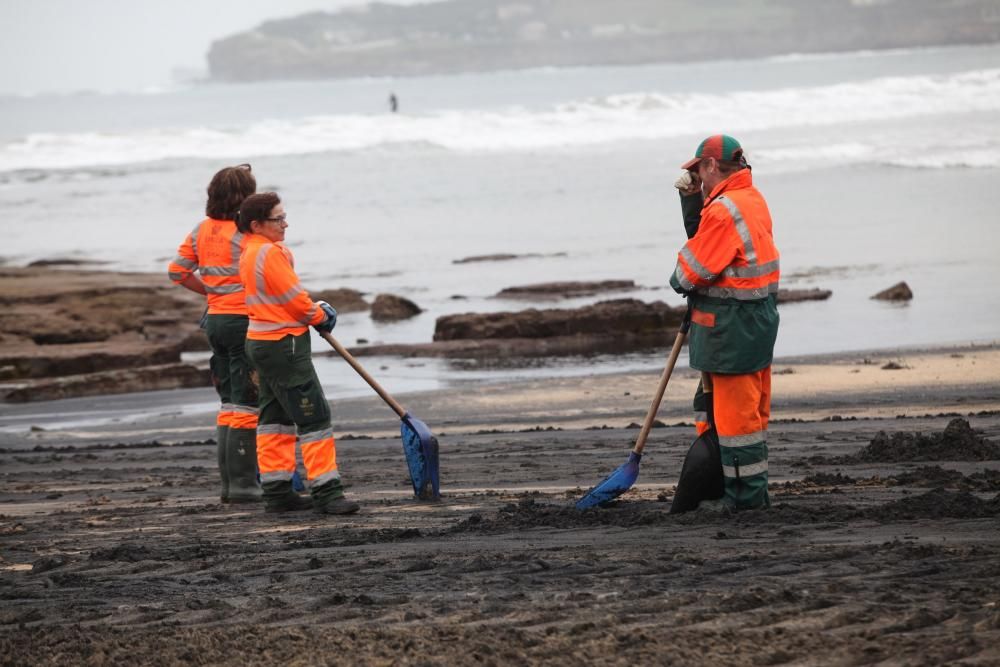 Limpieza de carbón en la playa de San Lorenzo