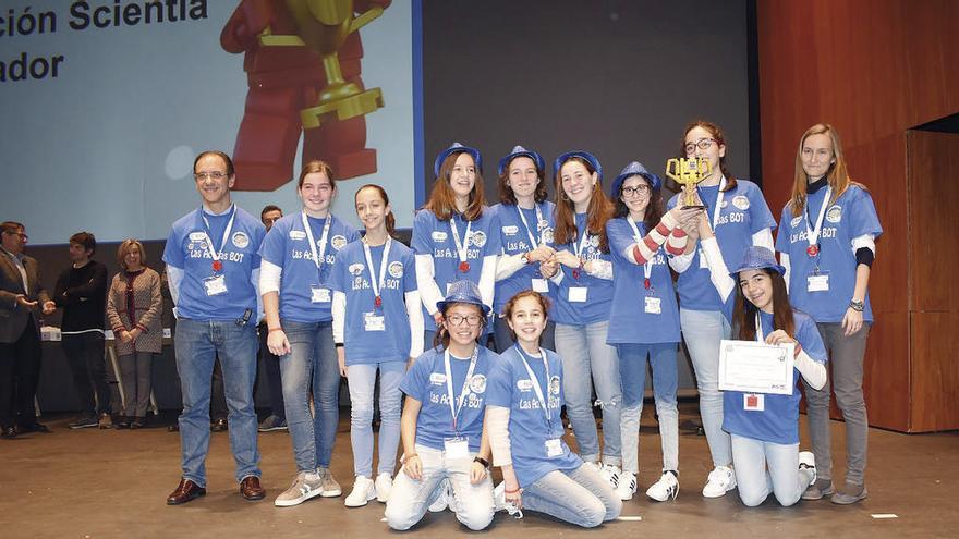 Alumnas de Las Acacias con el trofeo. // FdV